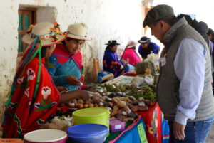 Expositores en la Feria de los Cultivos Andinos